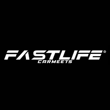 FASTLIFE CARMEETS Logo von Fastlife Carmeets auf schwarzem Hintergrund.
